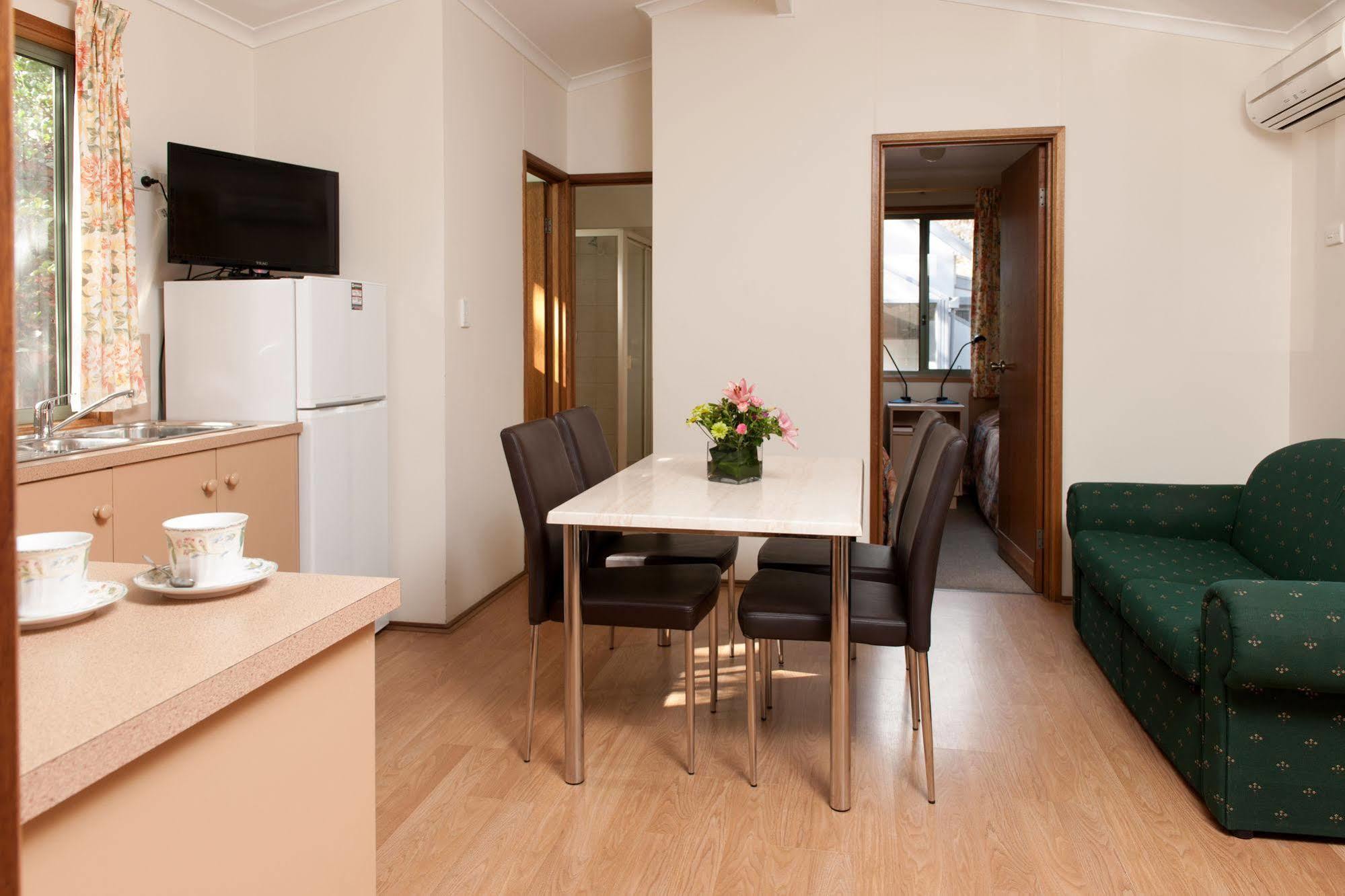 Adelaide Caravan Park - Aspen Holiday Parks Екстер'єр фото