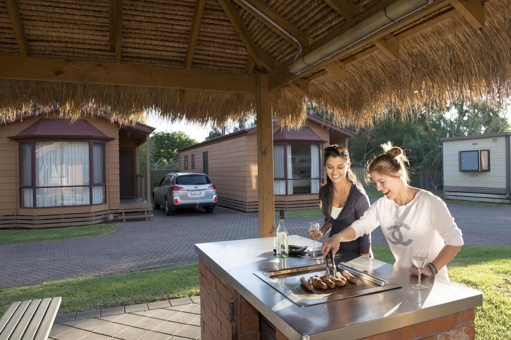 Adelaide Caravan Park - Aspen Holiday Parks Екстер'єр фото